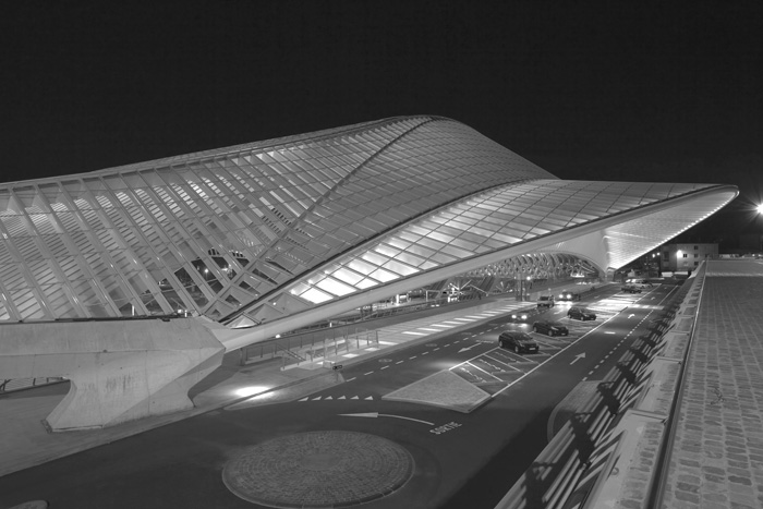 Liège-Guillemins TGV-Bahnhof (Calatrava 2009) West-Eingang abends